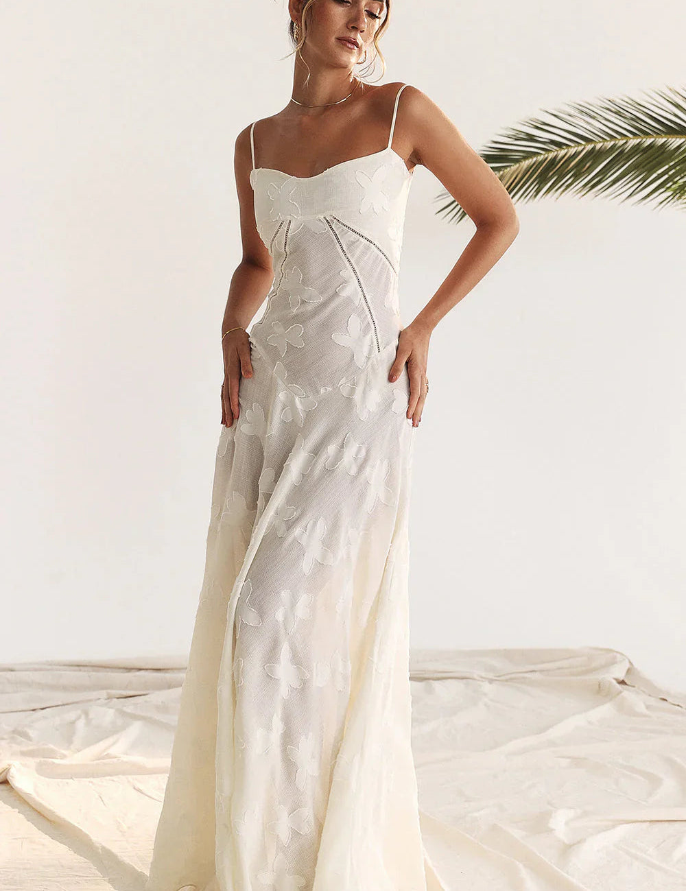Zauberhaftes_Maxikleid_mit_Vintage-Spitze_und_Blumenmuster_1.jpg